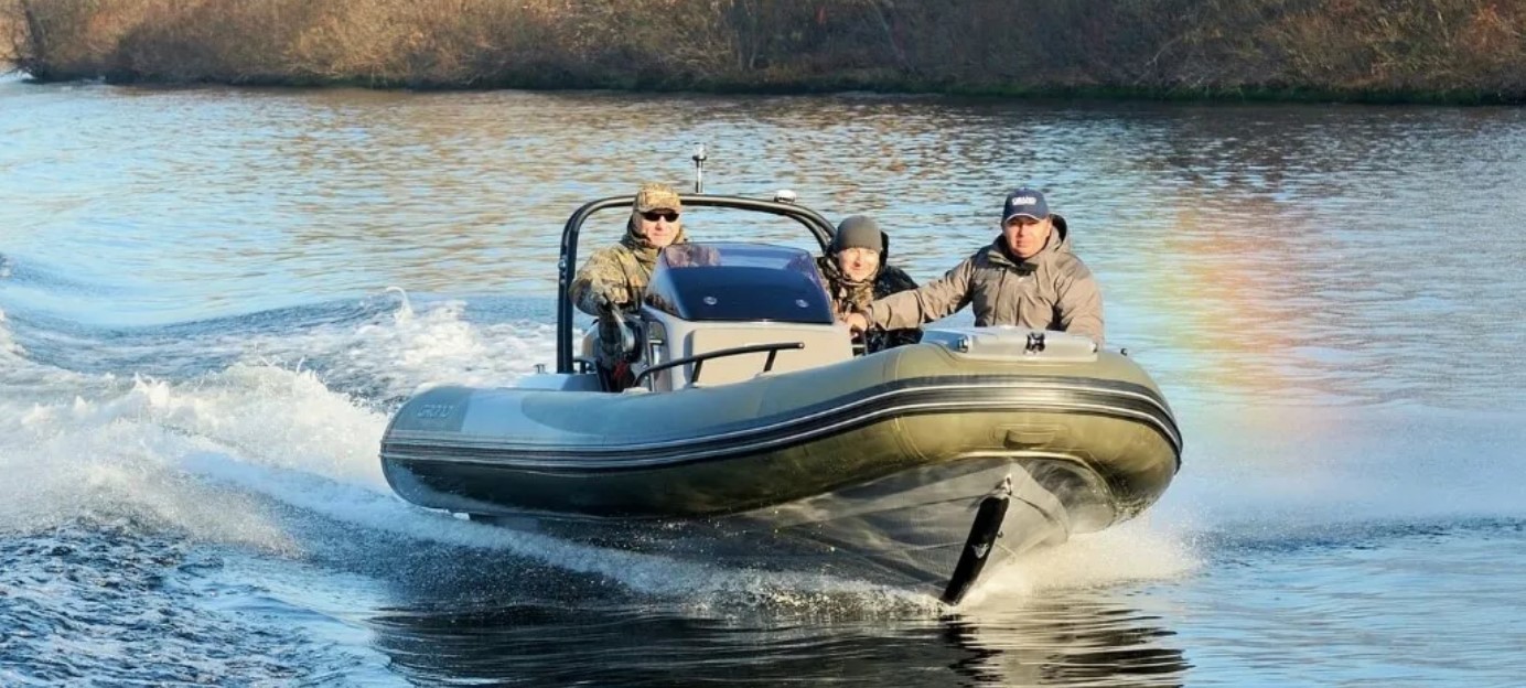 Как оперативно и легально купить права на управление моторной лодкой или катером в России?