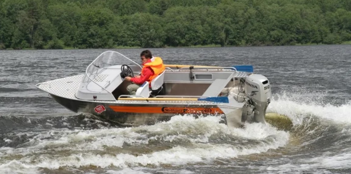 Как оперативно и легально купить права на управление моторной лодкой или катером в России?