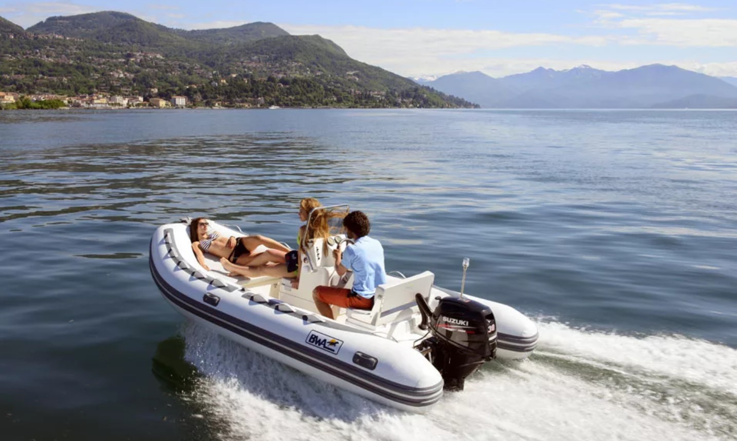 Как оперативно и легально оформить официальные права на управление лодкой с мотром и катером в России?